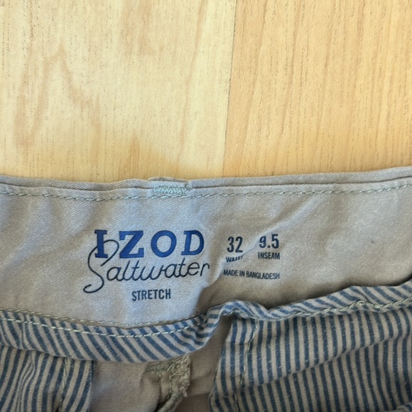 Izod men’s shorts in a stone color.  Flat front size 32. - Picture 3 of 4
